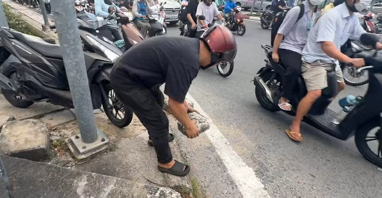 Khi đến đoạn xuống lề, do bị bít chặn nên nhiều trường hợp tìm gạch, đá… để kê bánh xe làm lối xuống…