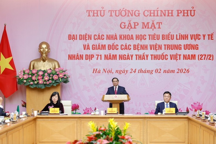 Thủ tướng Chính phủ Phạm Minh Chính gặp mặt đại diện các nhà khoa học tiêu biểu trong lĩnh vực y tế và Giám đốc các bệnh viện Trung ương nhân Kỷ niệm 71 năm Ngày Thầy thuốc Việt Nam 27/2 - Ảnh: VGP/Nhật Bắc