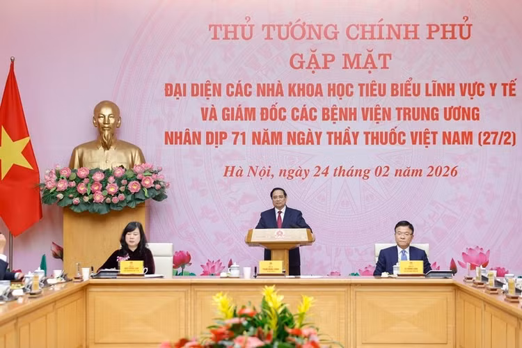 Thủ tướng Chính phủ Phạm Minh Chính gặp mặt đại diện các nhà khoa học tiêu biểu trong lĩnh vực y tế và Giám đốc các bệnh viện Trung ương nhân Kỷ niệm 71 năm Ngày Thầy thuốc Việt Nam 27/2 - Ảnh: VGP/Nhật Bắc