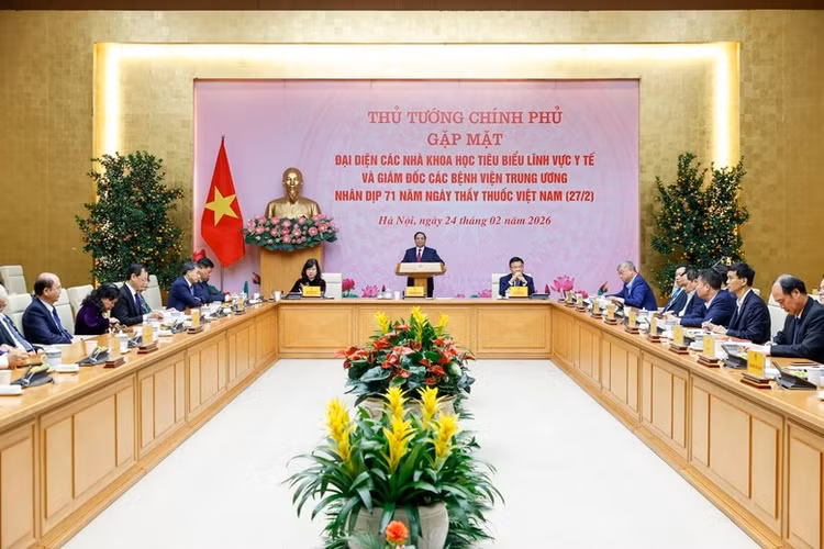 Thủ tướng Chính phủ khẳng định, lịch sử phát triển của ngành y tế luôn gắn liền với vai trò tiên phong của đội ngũ trí thức ngành y tế - Ảnh: VGP/Nhật Bắc
