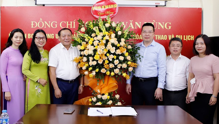 Bộ trưởng Nguyễn Văn Hùng thăm, làm việc và chúc mừng Báo Văn Hóa nhân kỷ niệm 98 năm Ngày Báo chí Cách mạng Việt Nam (21.6.1925 - 21.6.2023). Ảnh: TR.HUẤN