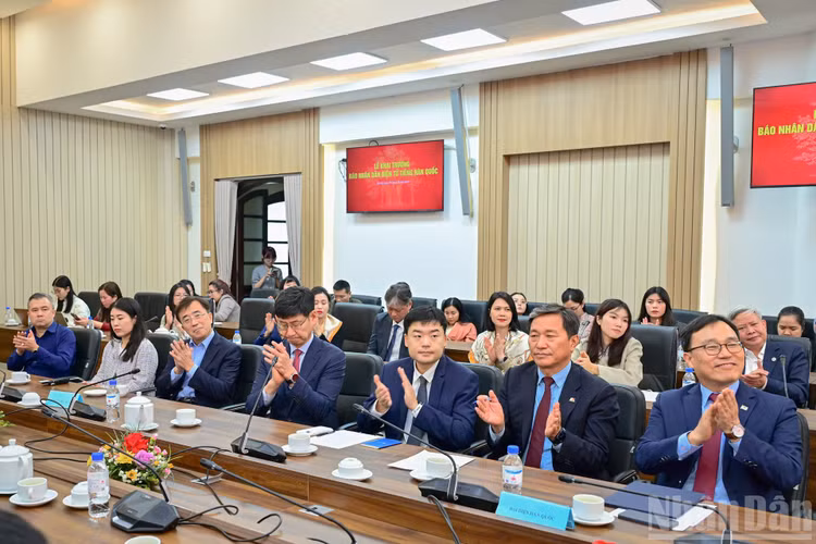 Các đại biểu dự Lễ khai trương. (Ảnh: BẢO LONG)