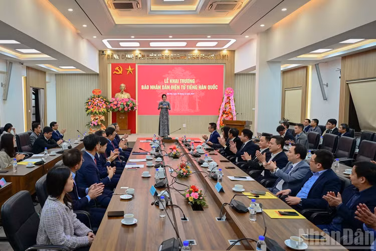 Quang cảnh buổi lễ. (Ảnh: BẢO LONG)