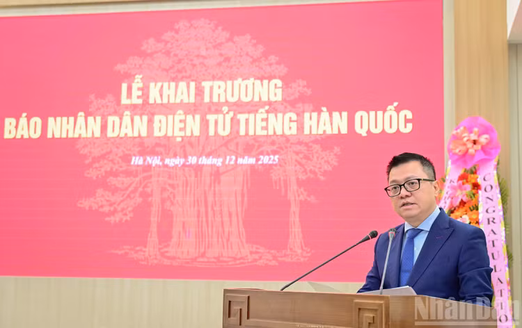 Đồng chí Lê Quốc Minh, Ủy viên Trung ương Đảng, Tổng Biên tập Báo Nhân Dân, Phó Trưởng Ban Tuyên giáo và Dân vận Trung ương, Chủ tịch Hội Nhà báo Việt Nam phát biểu về những điểm nhấn của trang Nhân Dân điện tử tiếng Hàn Quốc. (Ảnh: BẢO LONG)