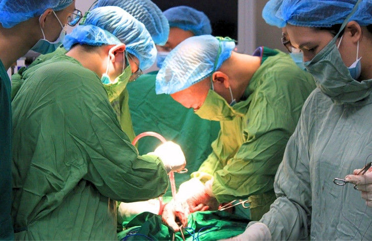 Ê-kíp thực hiện ca mổ kép cho thai phụ. Ảnh: BVCC.