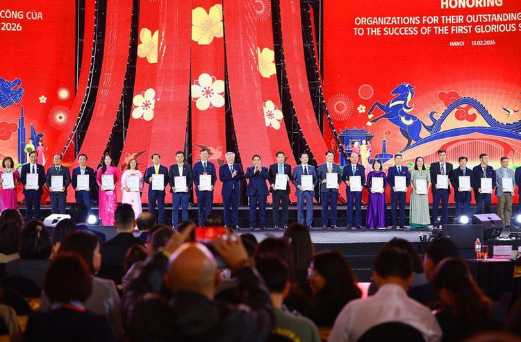 Thủ tướng Phạm Minh Chính và Phó Thủ tướng Thường trực Chính phủ Nguyễn Hòa Bình trao giấy chứng nhận của Ban Tổ chức Hội chợ vinh danh các đơn vị, tổ chức, doanh nghiệp đã có những đóng góp quan trọng, góp phần tạo nên dấu ấn và thành công của sự kiện - Ảnh: VGP/Nhật Bắc