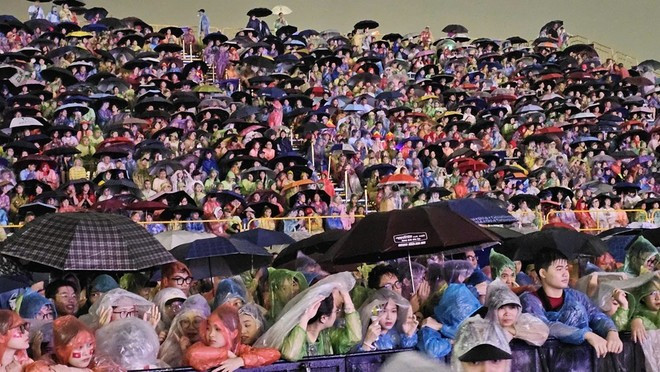 Trước đó, Ban Tổ chức phát đi thông báo chương trình vẫn diễn ra dù thời tiết không thuận lợi. Đêm nhạc không chỉ là một sự kiện nghệ thuật chào mừng 80 năm Cách mạng Tháng Tám và Quốc khánh 2/9 mà còn là lời nhắn gửi về tình yêu quê hương, dân tộc. (Ảnh: CTV/Vietnam+)