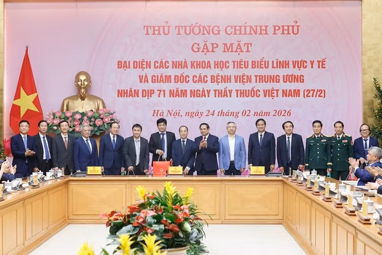 Thủ tướng Chính phủ Phạm Minh Chính tặng quà đại diện các nhà khoa học tiêu biểu trong lĩnh vực y tế và Giám đốc các bệnh viện Trung ương nhân Kỷ niệm 71 năm Ngày Thầy thuốc Việt Nam 27/2 - Ảnh: VGP/Nhật Bắc