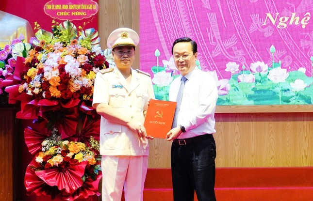 Ông Nguyễn Đức Trung, Bí thư Tỉnh uỷ Nghệ An trao quyết định điều động Đại tá Đinh Việt Dũng giữ chức vụ Giám đốc Công an tỉnh Nghệ An. Ảnh: P.Bằng