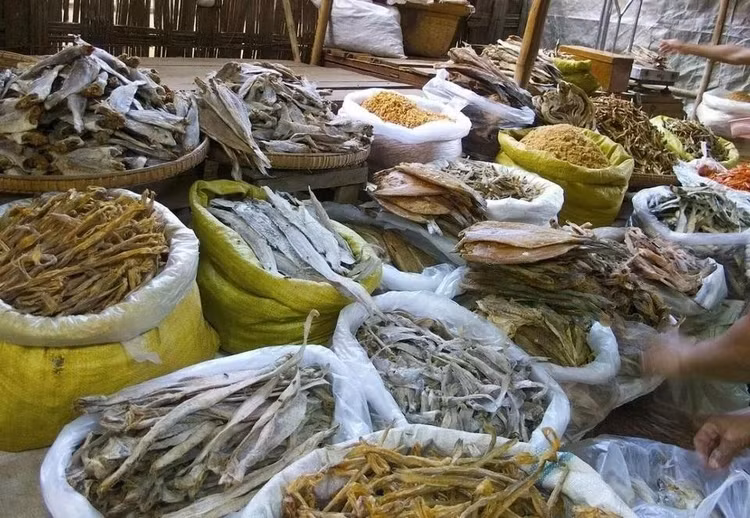 Các loại cá khô, ướp muối rất được yêu thích vì ngon miệng, "đưa cơm" nhưng tiềm ẩn nhiều rủi ro cho sức khỏe. Ảnh: Inews.