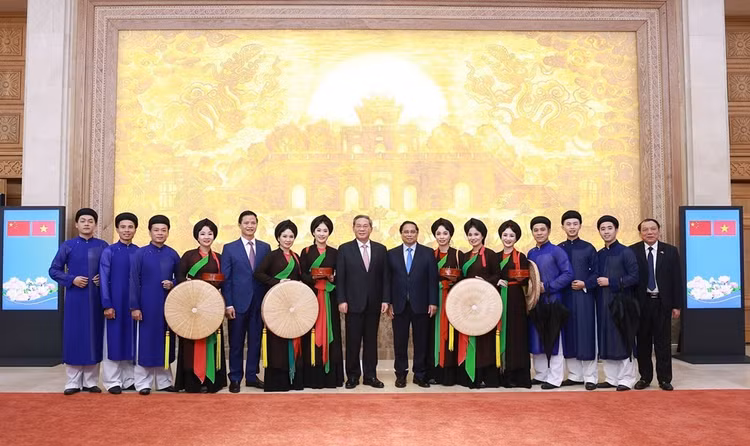 Thủ tướng Phạm Minh Chính, Thủ tướng Trung Quốc Lý Cường và Bộ trưởng Nguyễn Văn Hùng cùng với các liền anh, liền chị. Ảnh: DƯƠNG GIANG