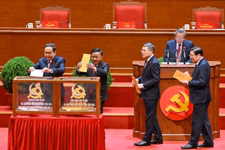 Chủ tịch Quốc hội Trần Thanh Mẫn và các đồng chí lãnh đạo Đảng, Nhà nước bỏ phiếu bầu Ban Chấp hành Trung ương Đảng khóa XIV