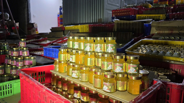 Cận cảnh các sản phẩm nước yến bị làm giả. Ảnh: Người Lao Động