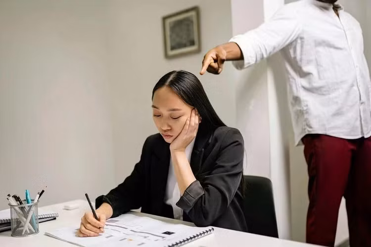 Nạn nhân bị thao túng tâm lý thường cảm thấy không an toàn, tự ti, dần không tin vào năng lực của chính mình. Ảnh: Pexels.