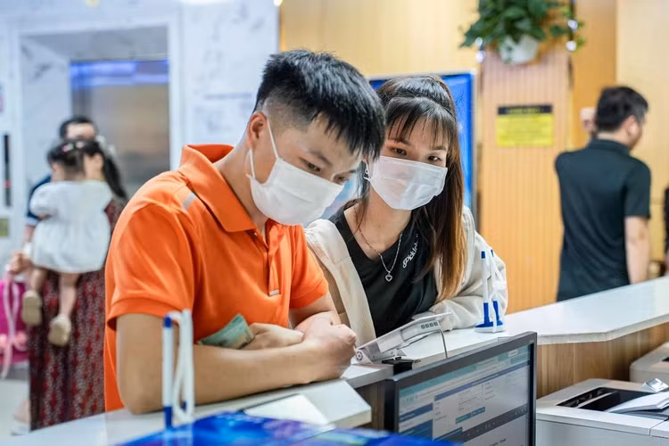 Ngoài khám sức khỏe trước hôn nhân, các chuyên gia khuyến nghị người trẻ duy trì lối sống lành mạnh, ngủ đủ giấc, hạn chế rượu bia, tránh thuốc lá và các chất kích thích. Khi có dấu hiệu bất thường về sức khỏe sinh sản, cần chủ động đi khám sớm để được phát hiện và điều trị kịp thời, tránh bỏ lỡ "thời điểm vàng" cho việc sinh con.