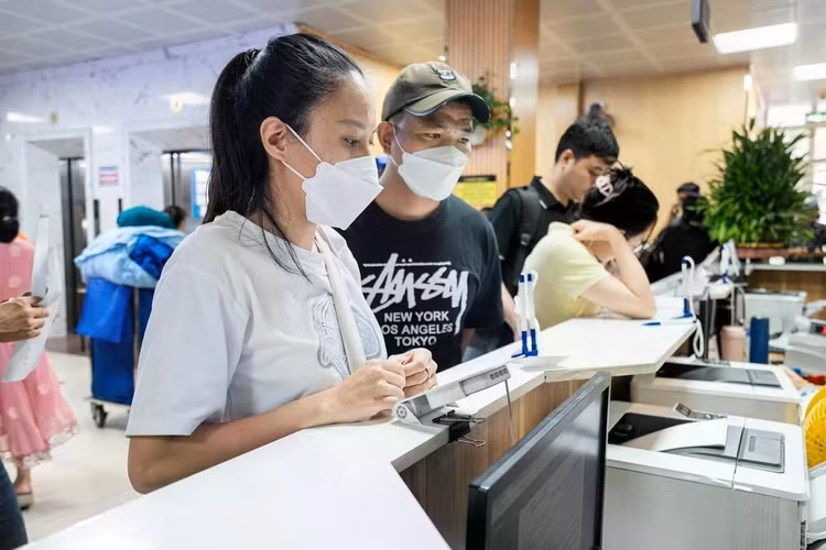 Ba năm sau, với mong ước gia đình có thêm tiếng trẻ thơ, chị quay trở lại bệnh viện. Lần tái ngộ ấy giờ đây đã được đền đáp bằng một thai kỳ khỏe mạnh. "Nghe bác sĩ nói con phát triển tốt, tôi rất mừng và hạnh phúc. Hành trình này không dễ dàng, nhưng cuối cùng gia đình tôi lại sắp có thêm một phép màu", chị xúc động chia sẻ.