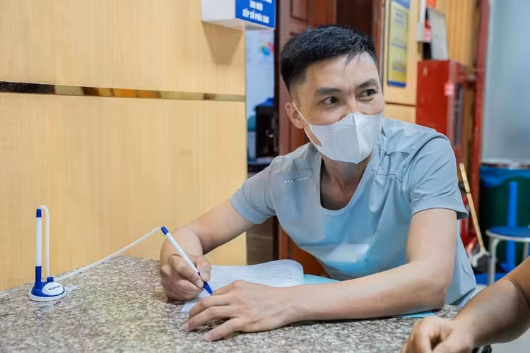Mỗi lần nghe cánh cửa phòng khám mở ra, anh Đ. (ở Phú Thọ) lại ngẩng đầu nhìn theo với vẻ thấp thỏm. Anh cho biết hai vợ chồng từng hy vọng chỉ cần điều chỉnh chế độ sinh hoạt là có thể đón con tự nhiên, nhưng kết quả thăm khám cho thấy dự trữ buồng trứng của vợ suy giảm nghiêm trọng dù mới 23 tuổi. "Tôi chỉ mong sức khỏe của cô ấy đủ tốt để vượt qua quá trình kích trứng, hy vọng mọi chuyện sẽ thuận lợi", anh nói.