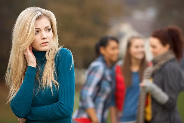 Giữ khoảng cách với những mối quan hệ tiêu cực đôi khi là cách tốt nhất để bảo vệ sự bình yên của chính mình. Ảnh minh họa: iStock