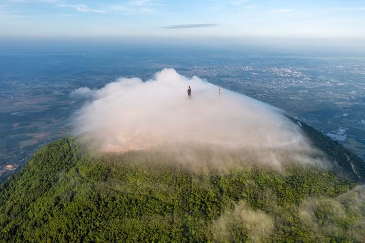 Khung cảnh núi Bà Đen phủ mây huyền ảo nhìn từ trên cao.
