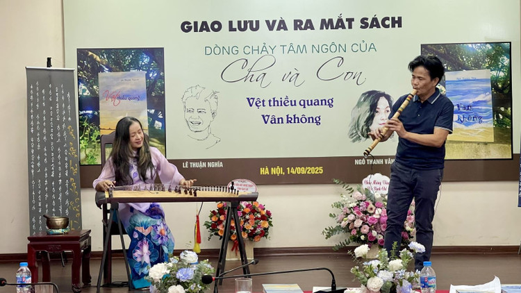 Tác giả Lê Thuận Nghĩa thổi bài tiêu tại sự kiện.