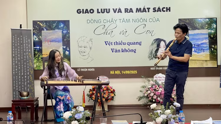 Tác giả Lê Thuận Nghĩa thổi bài tiêu tại sự kiện.