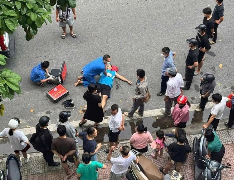 Bác sĩ của Trung tâm Cấp cứu 115 tiến hành cấp cứu nạn nhân ngừng tuần hoàn trên đường phố. Ảnh: 115 cung cấp