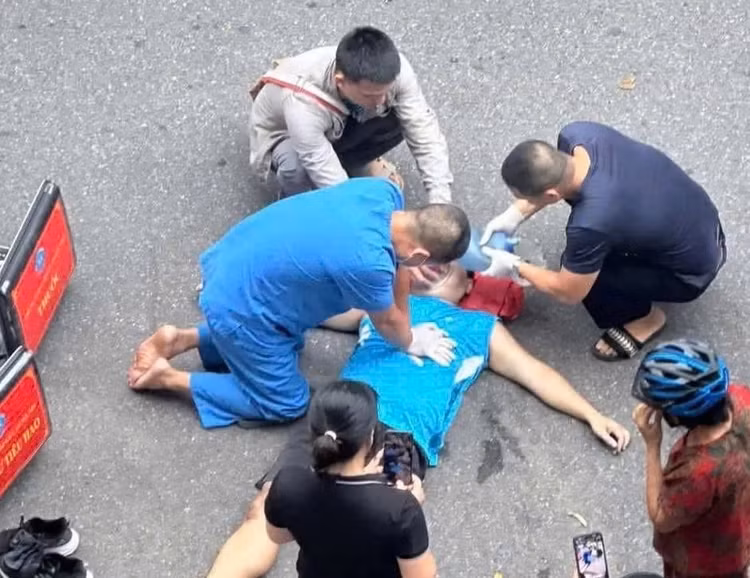 Theo bác sĩ, một nhịp ép tim dù chưa đúng kỹ thuật 100% vẫn mang lại cơ hội sống cao hơn rất nhiều so với việc đứng chờ đợi trong bất lực. Ảnh: 115 cung cấp