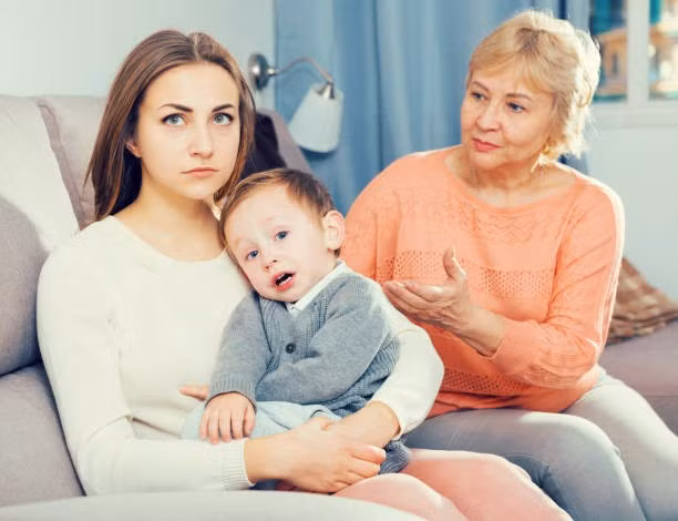Khoảng cách giữa cha mẹ và con cái thường không xuất hiện trong một ngày. Khi con cái dần lạnh nhạt, cách ứng xử bình tĩnh và khôn ngoan của cha mẹ sẽ góp phần giữ gìn sự gắn kết gia đình. Ảnh minh họa