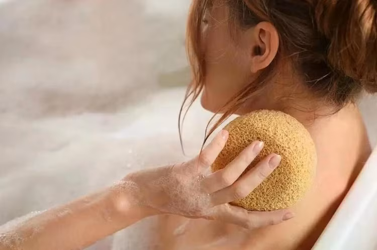 Tắm bồn nước nóng có thể mang lại cảm giác thư giãn, nhưng đồng thời cũng làm tăng gánh nặng cho tim và tăng huyết áp đột ngột. Ảnh: Shutterstock.