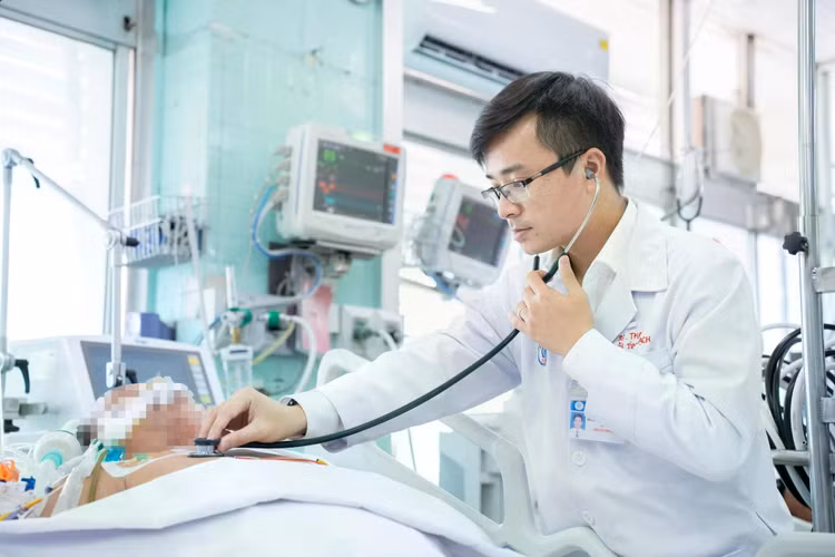 Bác sĩ Ngọc Thạnh cho biết điều anh ưu tiên là giành sự sống cho bệnh nhân trong thời gian ngắn nhất. Ảnh: Bệnh viện Chợ Rẫy.