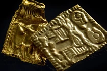 Bí ẩn mảnh vàng mini thời Viking khắc hình thù kỳ lạ