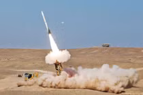Các cuộc diễn tập trước đây từng triển khai những hệ thống như tên lửa đất đối không dòng Khordad và các tổ hợp pháo – tên lửa tầm ngắn, được tối ưu hóa để đối phó UAV và các mối đe dọa bay thấp (Nguồn ảnh: Bộ Quốc phòng Iran)