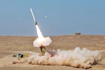 Các cuộc diễn tập trước đây từng triển khai những hệ thống như tên lửa đất đối không dòng Khordad và các tổ hợp pháo – tên lửa tầm ngắn, được tối ưu hóa để đối phó UAV và các mối đe dọa bay thấp (Nguồn ảnh: Bộ Quốc phòng Iran)