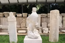 Bí ẩn tượng đại bàng 2.000 năm tuổi vừa được phát hiện đầy bất ngờ