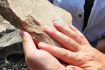 Dấu tay 1.800 năm tuổi hé lộ bí mật thành phố cổ Aigai