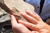 Dấu tay 1.800 năm tuổi hé lộ bí mật thành phố cổ Aigai