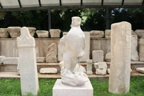 Bí ẩn tượng đại bàng 2.000 năm tuổi vừa được phát hiện đầy bất ngờ