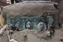 Hé lộ cỗ xe ngựa nghi lễ kỳ bí tại thành Pompeii cổ đại