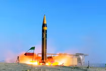 Tranh cãi lớn nhất xuất hiện khi có thông tin Iran tấn công căn cứ Mỹ-Anh tại đảo Diego Garcia. Tuy nhiên, nhiều chuyên gia cho rằng tên lửa Iran hiện có tầm bắn tối đa khoảng 2.000 km, khó có thể vươn tới mục tiêu cách gần 4.000 km.