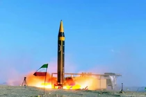 Tranh cãi lớn nhất xuất hiện khi có thông tin Iran tấn công căn cứ Mỹ-Anh tại đảo Diego Garcia. Tuy nhiên, nhiều chuyên gia cho rằng tên lửa Iran hiện có tầm bắn tối đa khoảng 2.000 km, khó có thể vươn tới mục tiêu cách gần 4.000 km.