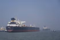 Tàu chở dầu và tàu hàng xếp hàng chờ qua eo biển Hormuz, nhìn từ Khor Fakkan (UAE), tháng 3/2026. (Ảnh: AP)