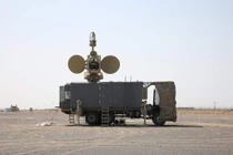 Hệ thống bệ phóng phòng không S-300PMU-2 của Iran cùng hình ảnh vệ tinh thể hiện vị trí và quy mô triển khai.