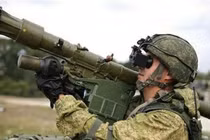 Bệ phóng tên lửa đất đối không 9K333 Verba.