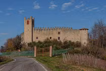 Cậu bé 6 tuổi phát hiện vật thể cổ đại bên suối