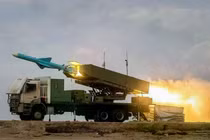 Chiến lược phòng không và hải quân của Iran kết hợp thủy lôi, tàu ngầm, tên lửa hành trình và đạn đạo chống hạm ven biển, chiến thuật tấn công theo bầy đàn, và hệ thống tên lửa phòng không nhiều lớp để biến eo biển Hormuz thành một cuộc chiến "cạn kiệt kho đạn" đầy rủi ro, được thiết kế để gây áp lực lên các tàu sân bay, tàu khu trục Aegis, tàu chở dầu và máy bay trinh sát, tiếp nhiên liệu hỗ trợ của Mỹ thông qua việc tấn công dồn dập và phân tán các bệ phóng có khả năng sống sót (Nguồn ảnh: Tasnim).