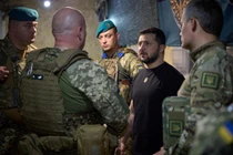 Bên cạnh pháo binh, Ukraine cũng đẩy mạnh sử dụng máy bay không người lái. UAV trinh sát và UAV cảm tử, nhiều chiếc do chính Ukraine sản xuất, đã hỗ trợ phát hiện mục tiêu, chỉ thị hỏa lực và trực tiếp tấn công phương tiện cơ giới của Nga. Việc triển khai rộng rãi UAV giúp Ukraine vừa chủ động nắm tình hình, vừa phá hủy nhiều xe tăng và thiết giáp trên chiến trường.