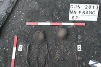 Bí ẩn bộ xương đôi thời Trung Cổ nắm tay nhau trong mộ