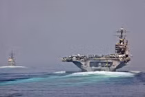 Tàu sân bay USS Abraham Lincoln và tàu tuần dương hộ tống di chuyển qua eo biển Hormuz.