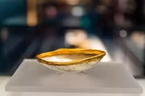 Khám phá chiếc bát vỏ sò khảm vàng cổ xưa