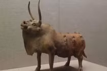 Tượng bò gốm đỏ 1.400 năm tuổi trong mộ cổ 